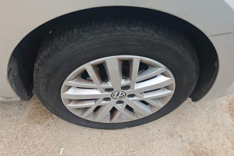 Used Volkswagen Santana 2013 1.6L Automatic Comfort Edition Right Front Wheel Hub