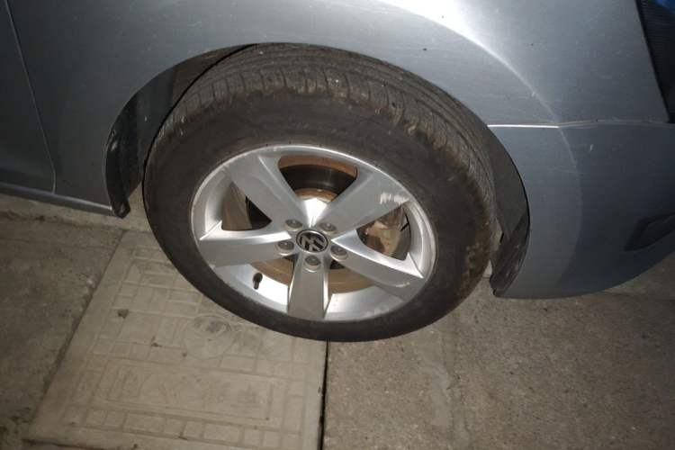 Used Volkswagen Santana 2013 1.6L Automatic Comfort Edition Right Front Wheel Hub