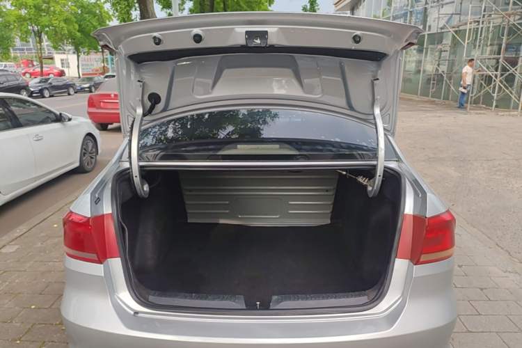 Used Volkswagen Santana 2013 1.6L Automatic Comfort Edition Trunk