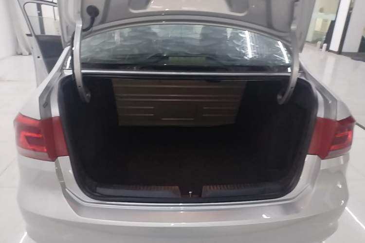 Used Volkswagen Santana 2013 1.6L Automatic Comfort Edition Trunk