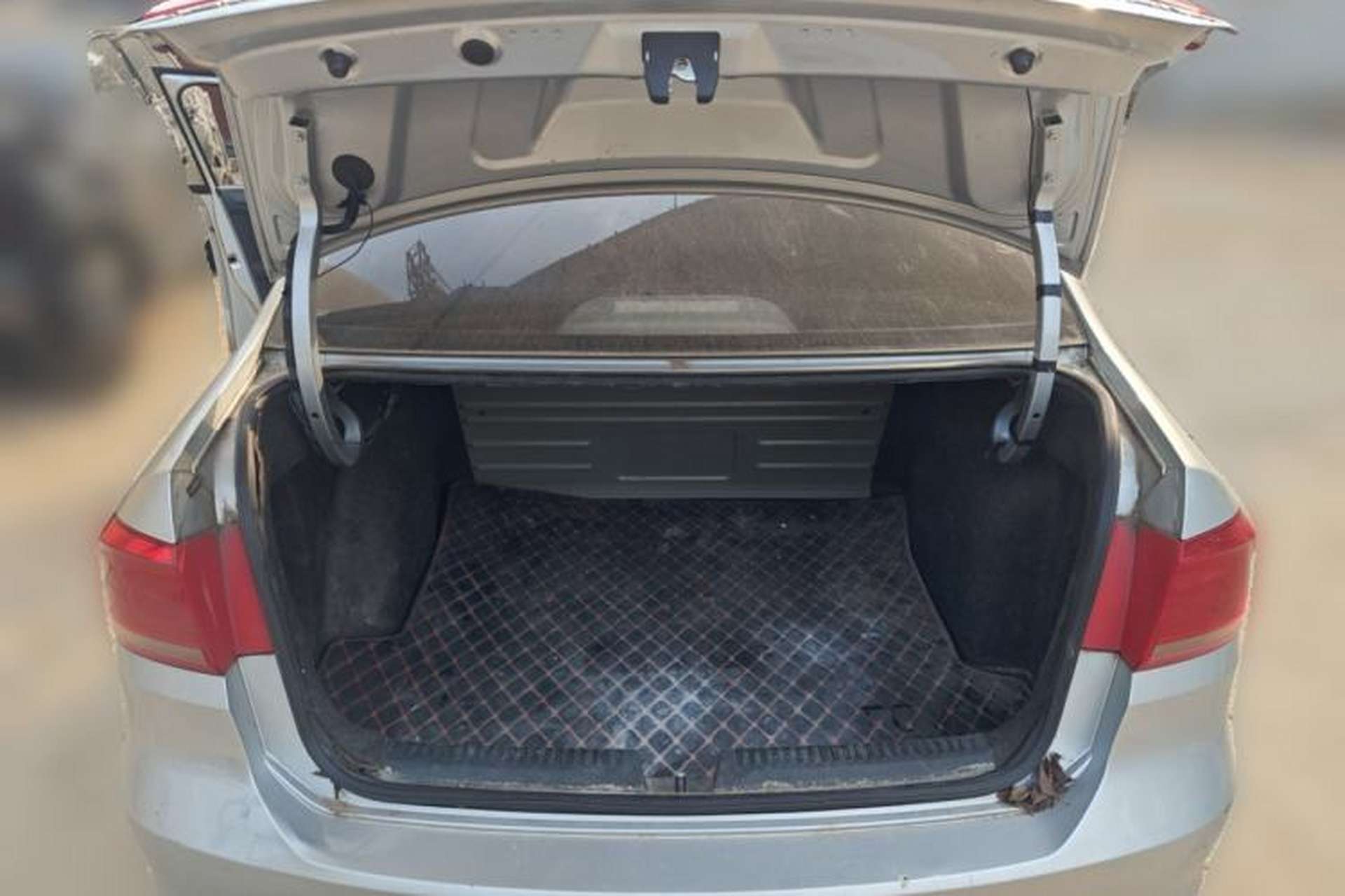 Used Volkswagen Santana 2013 1.6L Automatic Fashion Edition Trunk