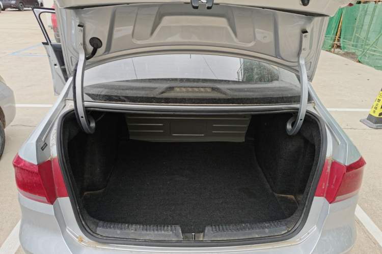 Used Volkswagen Santana 2013 1.6L Manual Fashion Edition Trunk