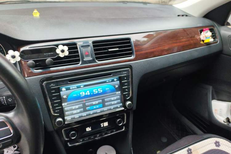 Used Volkswagen Santana 2013 1.6L Automatic Luxury Edition Audio And AC Panel
