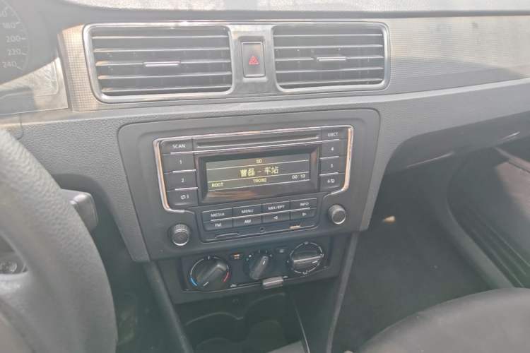 Used Volkswagen Santana 2013 1.6L Manual Fashion Edition Audio And AC Panel
