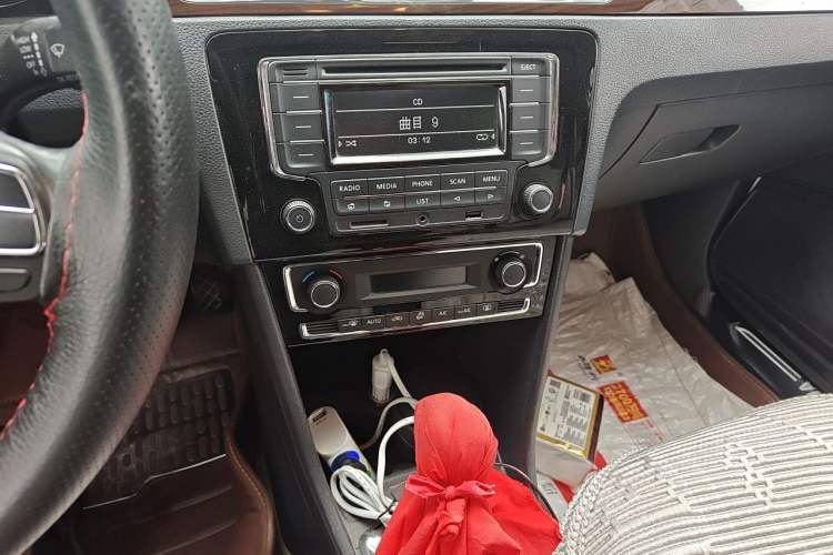 Used Volkswagen Santana 2013 1.6L Automatic Luxury Edition Audio And AC Panel