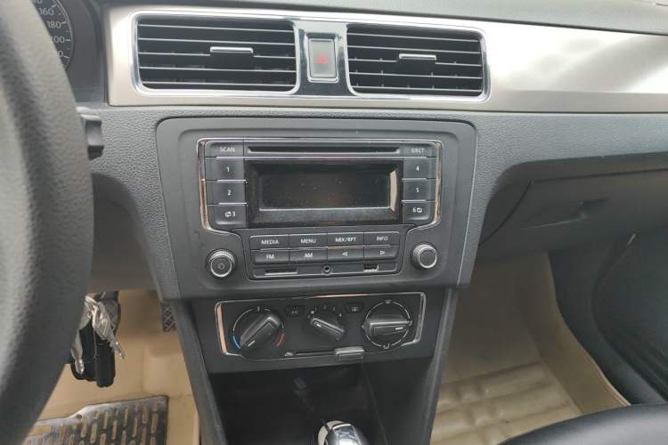 Used Volkswagen Santana 2013 1.6L Automatic Comfort Edition Audio And AC Panel