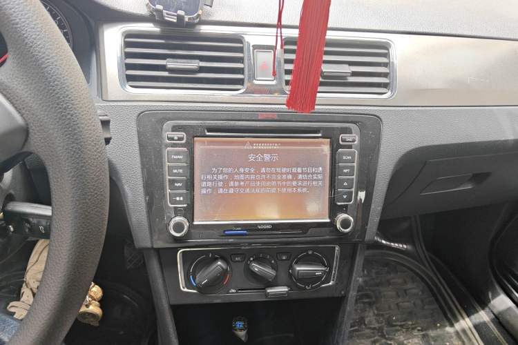 Used Volkswagen Santana 2013 1.6L Automatic Comfort Edition Audio And AC Panel