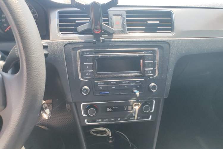Used Volkswagen Santana 2013 1.4L Manual Comfort Edition Audio And AC Panel