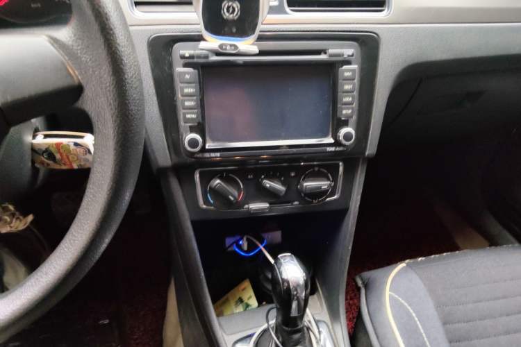 Used Volkswagen Santana 2013 1.6L Automatic Comfort Edition Audio And AC Panel
