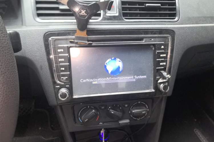 Used Volkswagen Santana 2013 1.6L Automatic Fashion Edition Audio And AC Panel