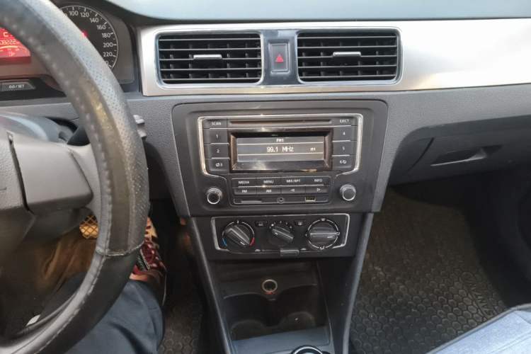 Used Volkswagen Santana 2013 1.4L Manual Comfort Edition Audio And AC Panel