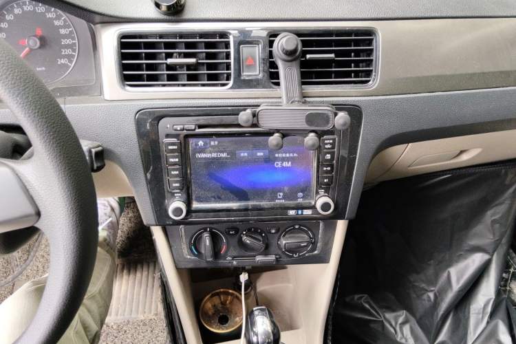Used Volkswagen Santana 2013 1.6L Automatic Comfort Edition Audio And AC Panel