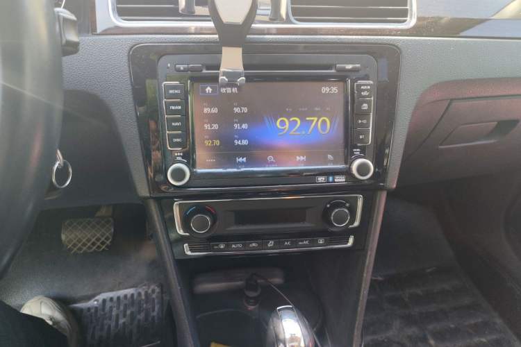 Used Volkswagen Santana 2013 1.6L Automatic Luxury Edition Audio And AC Panel