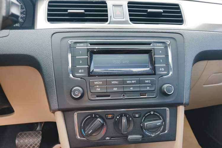 Used Volkswagen Santana 2013 1.6L Automatic Comfort Edition Audio And AC Panel