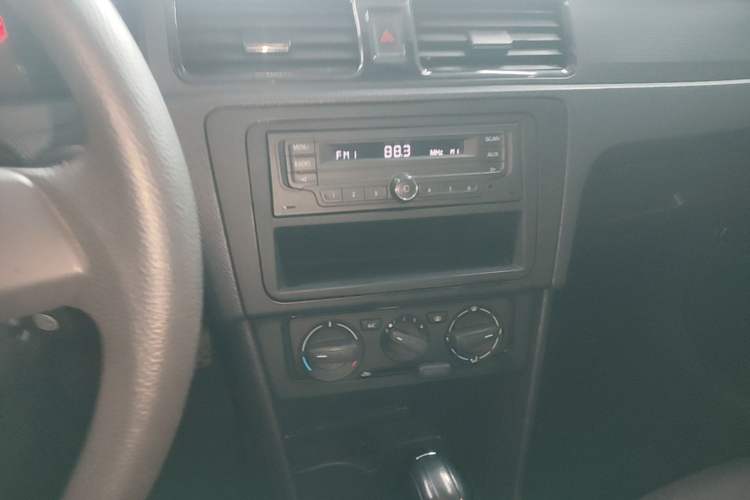 Used Volkswagen Santana 2013 1.6L Automatic Fashion Edition Audio And AC Panel