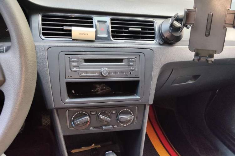 Used Volkswagen Santana 2013 1.6L Automatic Fashion Edition Audio And AC Panel