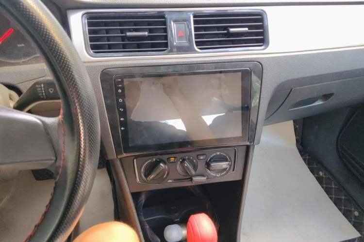 Used Volkswagen Santana 2013 1.6L Automatic Fashion Edition Audio And AC Panel
