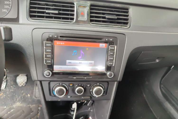 Used Volkswagen Santana 2013 1.6L Manual Fashion Edition Audio And AC Panel