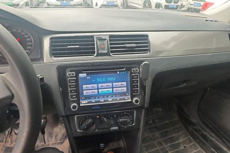 Used Volkswagen Santana 2013 1.6L Manual Comfort Edition Audio And AC Panel