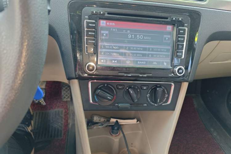 Used Volkswagen Santana 2013 1.6L Manual Comfort Edition Audio And AC Panel