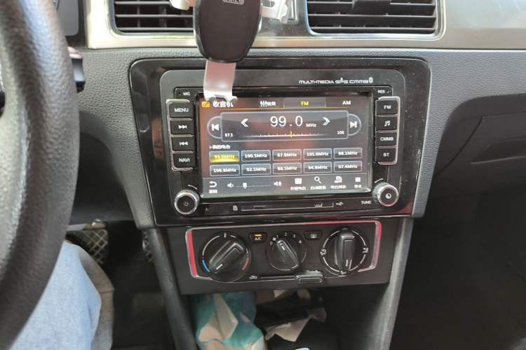 Used Volkswagen Santana 2013 1.6L Automatic Comfort Edition Audio And AC Panel