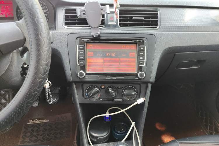 Used Volkswagen Santana 2013 1.6L Manual Fashion Edition Audio And AC Panel
