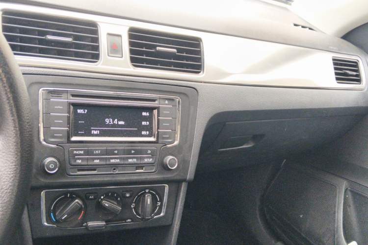 Used Volkswagen Santana 2013 1.6L Manual Comfort Edition Audio And AC Panel