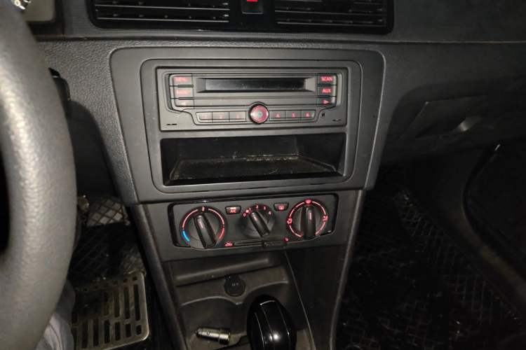 Used Volkswagen Santana 2013 1.6L Automatic Fashion Edition Audio And AC Panel