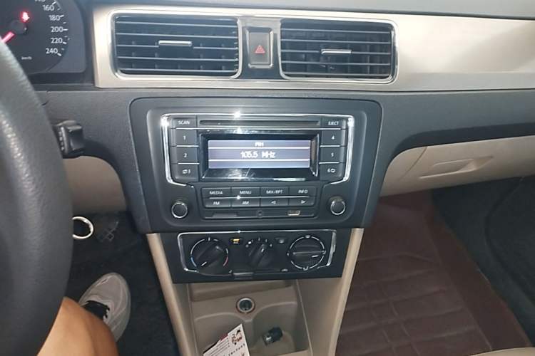 Used Volkswagen Santana 2013 1.6L Manual Comfort Edition Audio And AC Panel
