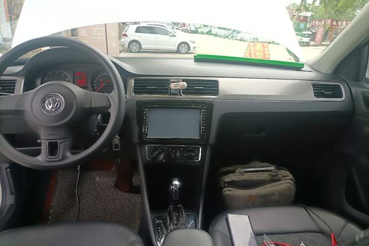 Used Volkswagen Santana 2013 1.6L Automatic Comfort Edition Audio And AC Panel