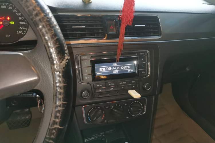 Used Volkswagen Santana 2013 1.6L Automatic Comfort Edition Audio And AC Panel