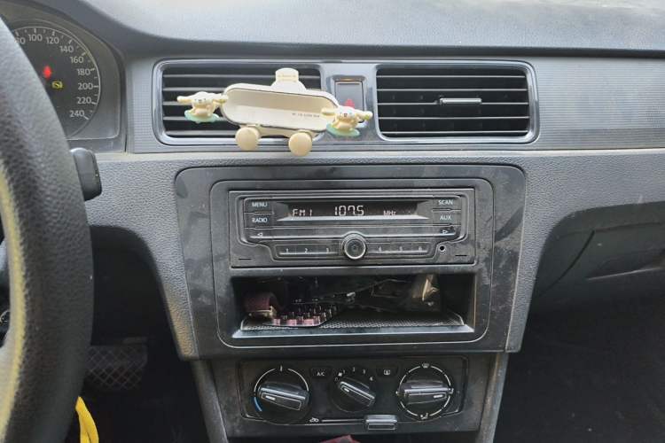 Used Volkswagen Santana 2013 1.6L Automatic Fashion Edition Audio And AC Panel