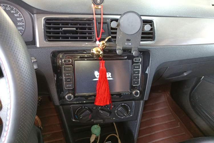 Used Volkswagen Santana 2013 1.6L Automatic Comfort Edition Audio And AC Panel