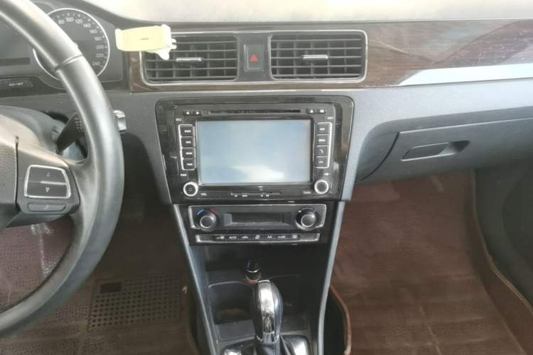 Used Volkswagen Santana 2013 1.6L Automatic Luxury Edition Audio And AC Panel