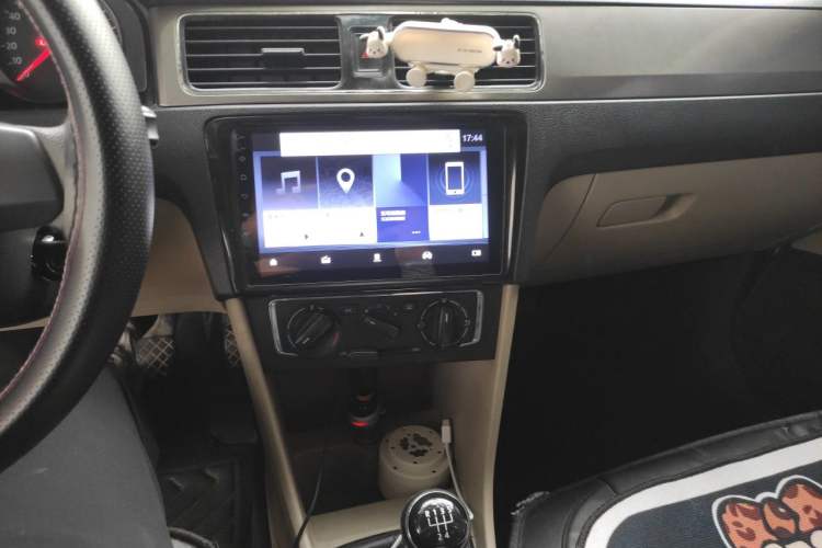 Used Volkswagen Santana 2013 1.6L Manual Comfort Edition Audio And AC Panel