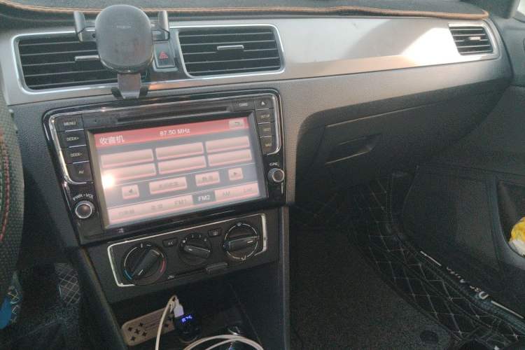 Used Volkswagen Santana 2013 1.4L Manual Comfort Edition Audio And AC Panel