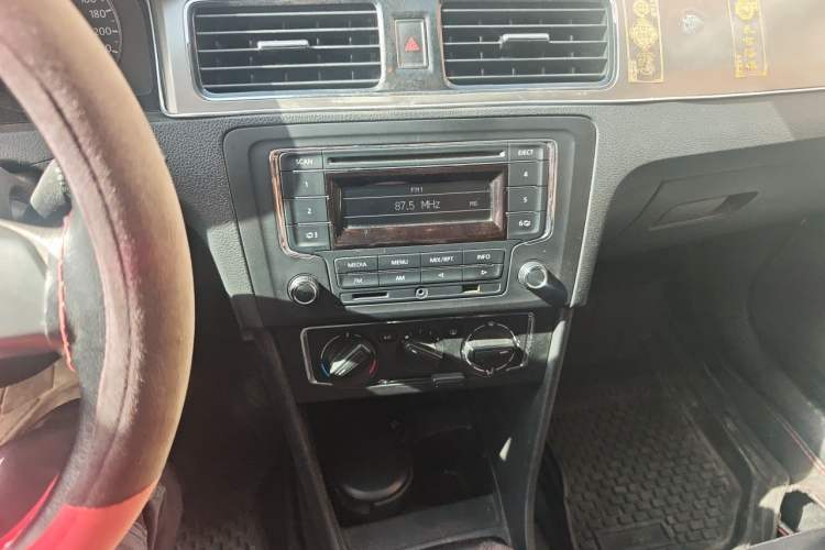 Used Volkswagen Santana 2013 1.6L Manual Comfort Edition Audio And AC Panel
