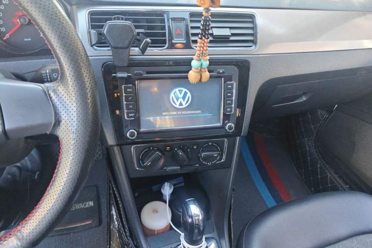 Used Volkswagen Santana 2013 1.6L Automatic Comfort Edition Audio And AC Panel