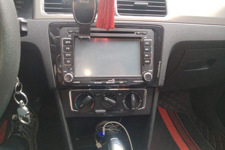 Used Volkswagen Santana 2013 1.6L Automatic Comfort Edition Audio And AC Panel