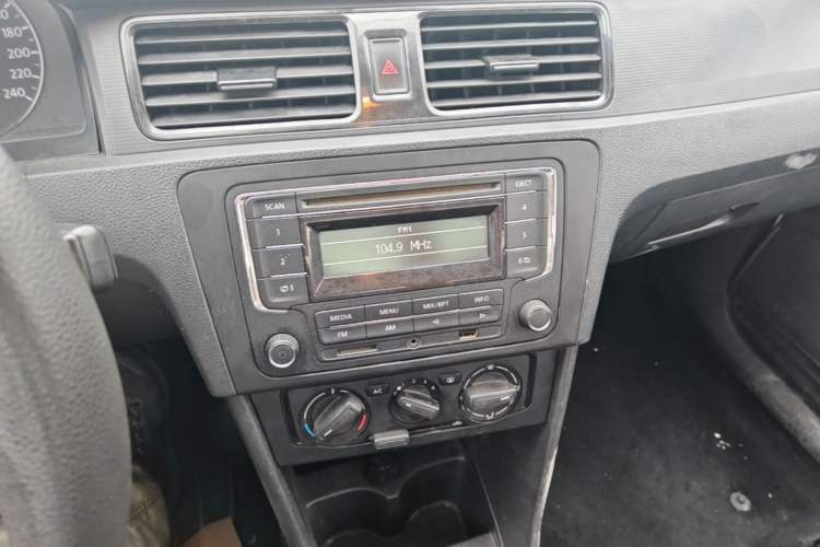 Used Volkswagen Santana 2013 1.6L Manual Fashion Edition Audio And AC Panel