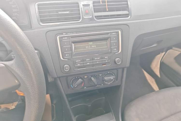 Used Volkswagen Santana 2013 1.6L Manual Fashion Edition Audio And AC Panel