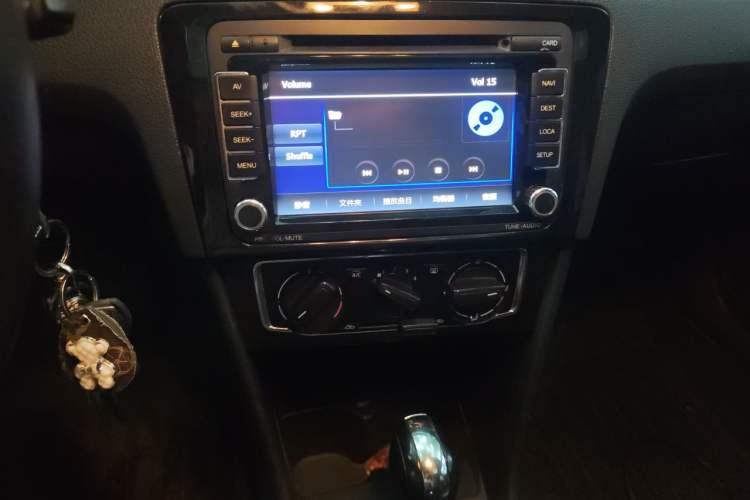 Used Volkswagen Santana 2013 1.6L Automatic Comfort Edition Audio And AC Panel