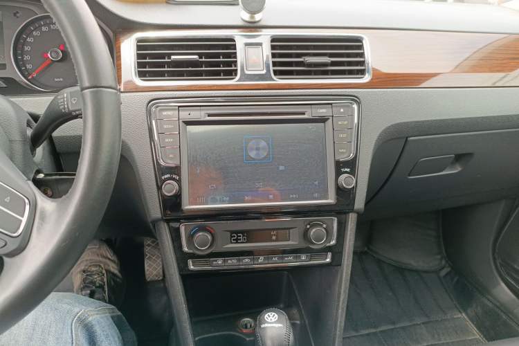 Used Volkswagen Santana 2013 1.6L Automatic Luxury Edition Audio And AC Panel