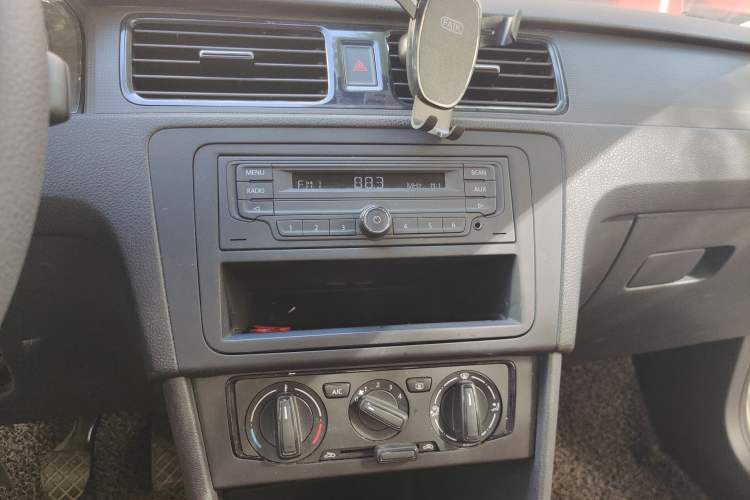 Used Volkswagen Santana 2013 1.6L Manual Fashion Edition Audio And AC Panel