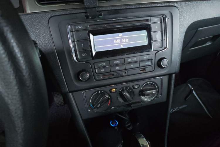 Used Volkswagen Santana 2013 1.6L Automatic Comfort Edition Audio And AC Panel