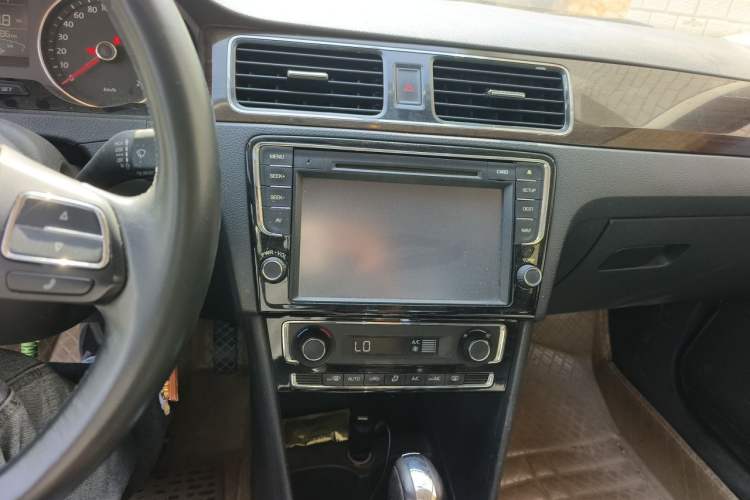 Used Volkswagen Santana 2013 1.6L Automatic Luxury Edition Audio And AC Panel