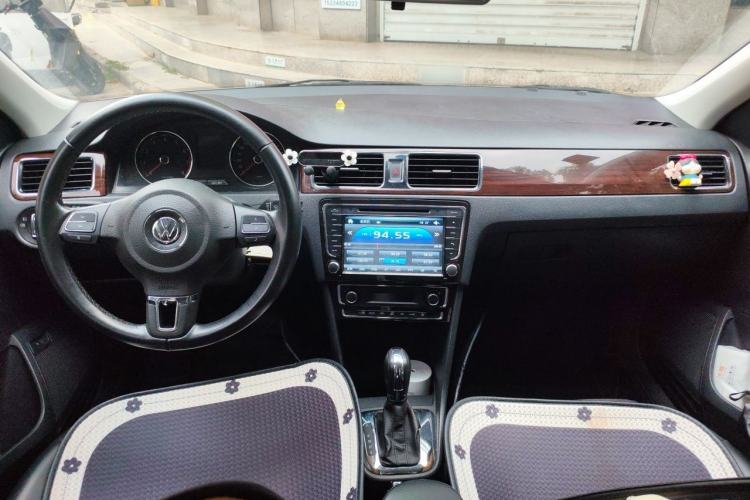 Used Volkswagen Santana 2013 1.6L Automatic Luxury Edition Center Console