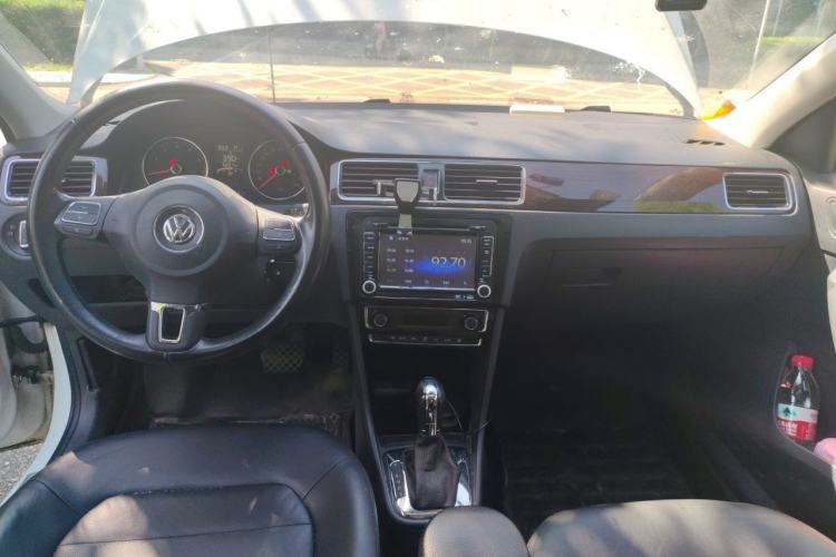 Used Volkswagen Santana 2013 1.6L Automatic Luxury Edition Center Console