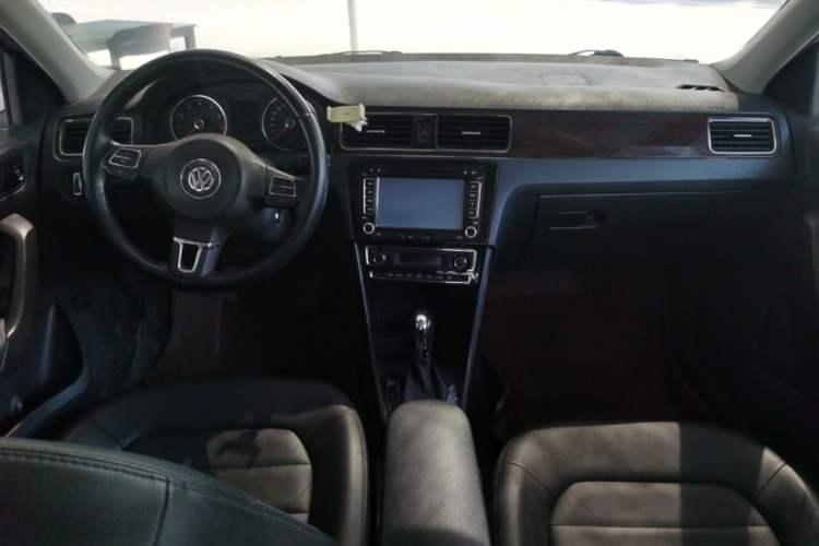 Used Volkswagen Santana 2013 1.6L Automatic Luxury Edition Center Console