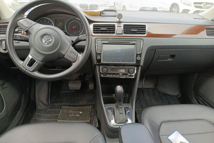 Used Volkswagen Santana 2013 1.6L Automatic Luxury Edition Center Console